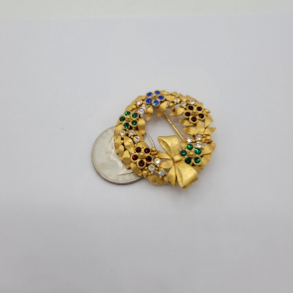 Holiday Wreath Brooch Rhinestone Flowers Christmas Gold tone Pin Hobé Style Vtg - Picture 12 of 12